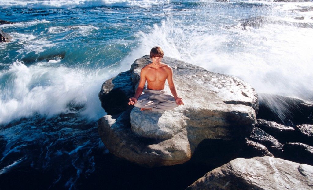 meditacion hombre piedra mar