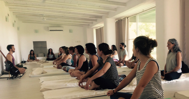 Rub&eacute;n impartiendo curso de meditaci&oacute;n