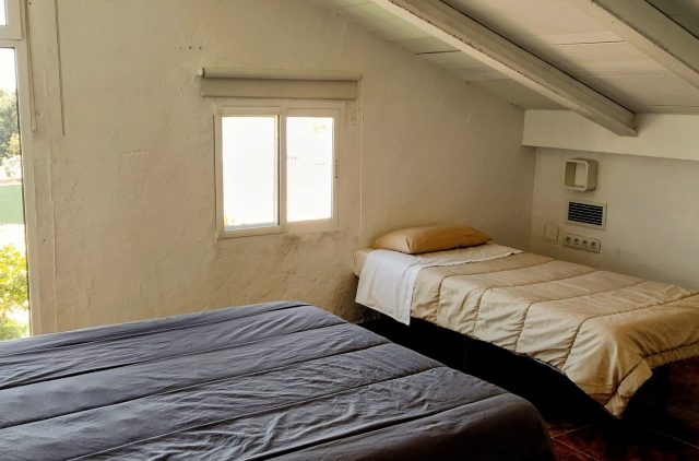 04 triple camas y ventana